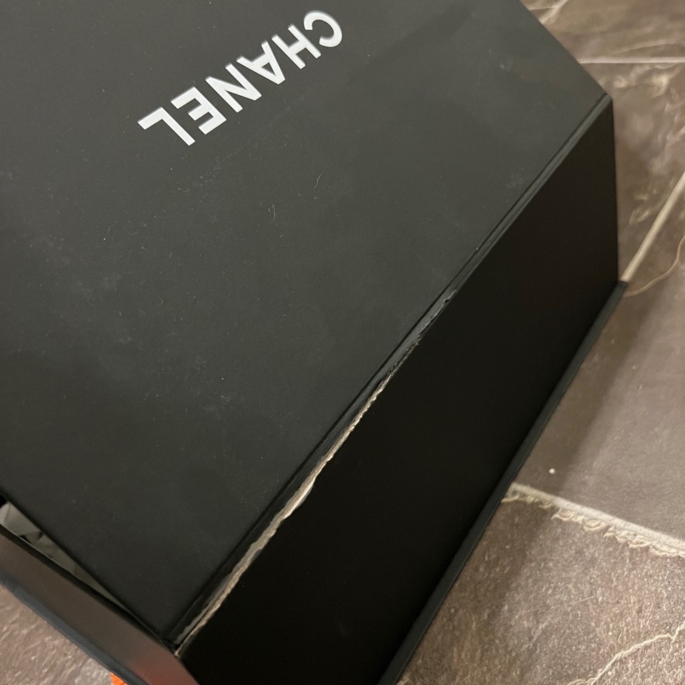 Chanel Box with Ribbon - Picture 3 of 5
